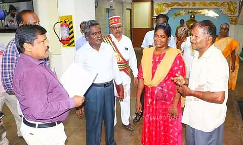 நிலத்தை மீட்டு தரக்கோரி தம்பதி தீக்குளிக்க முயற்சி