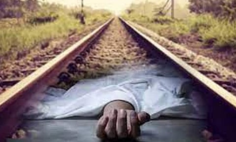 திருவள்ளூர் அருகே ரெயிலில் அடிபட்ட வாலிபர் பிணம் மீட்பு