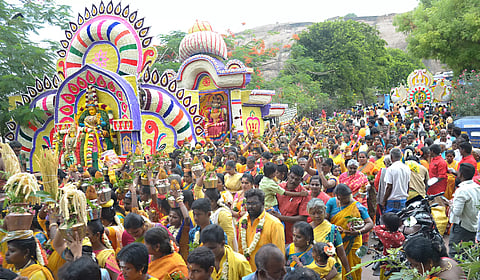 திண்டுக்கல்லில் பூத்தேர்களில் அம்மன் வீதிஉலா