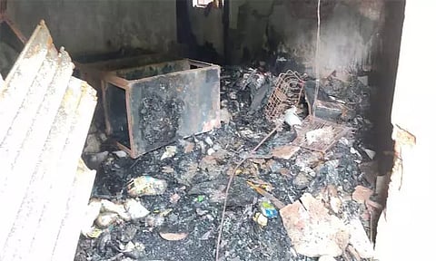 மங்களூருவில் மின்னல் தாக்கி மளிகைக்கடையில் பயங்கர தீ விபத்து