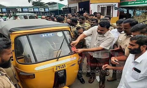 வெளியூர் ஆட்டோக்களை அடையாளம் காண 'ஸ்டிக்கர்'