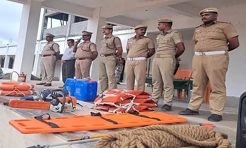 பருவமழையை எதிர்கொள்வது குறித்து மாணவர்களுக்கு செயல்விளக்கம்