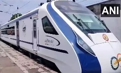 உத்தர பிரதேசத்தில் வந்தே பாரத் ரெயில் மீது கல்வீச்சு - 3 பேர் கைது