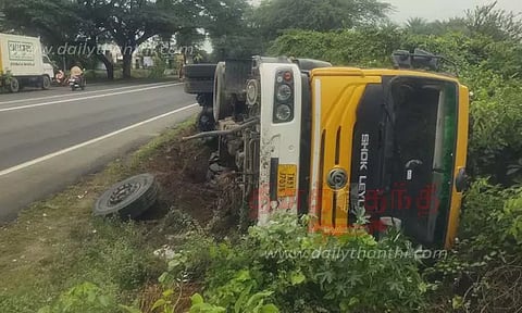 கருங்கல் ஏற்றிச்சென்ற லாரி கவிழ்ந்தது