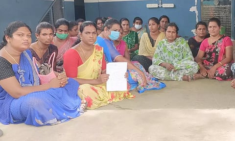 நகராட்சி அலுவலகத்தை முற்றுகையிட்ட திருநங்கைகள்