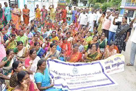 கிருஷ்ணகிரியில்சத்துணவு ஊழியர் சங்கத்தினர் ஆர்ப்பாட்டம்