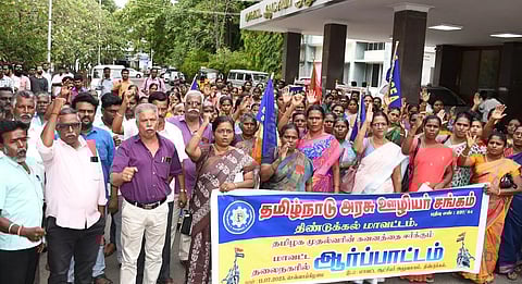 திண்டுக்கல்லில் அரசு ஊழியர் சங்கத்தினர் ஆர்ப்பாட்டம்