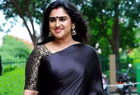 சுருட்டு பிடிக்கும் வனிதா விஜயகுமார்.. வைரலாகும் புகைப்படம்