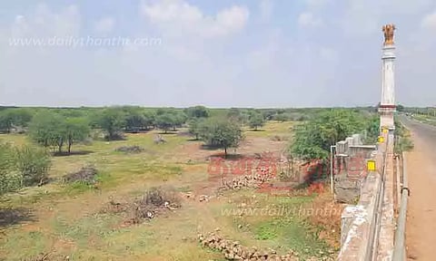 தண்ணீரின்றி வறண்ட ஆர்.எஸ்.மங்கலம் பெரிய கண்மாய்