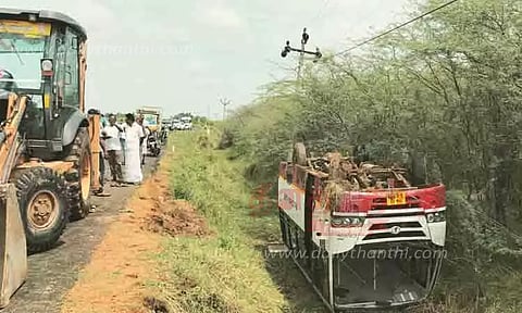 கண்மாயில் பள்ளிக்கூட வேன் கவிழ்ந்து சிறுவன் பலி