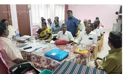 கம்யூனிஸ்டு கட்சி சார்பில் உண்ணாவிரதம் அறிவிப்பு: ஜெயங்கொண்டம் தாசில்தார் அலுவலகத்தில் அமைதி பேச்சு வார்த்தை