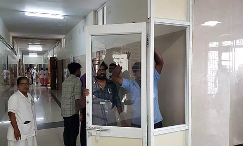 மருத்துவமனை கண்ணாடி கதவை உடைத்ததால் பரபரப்பு