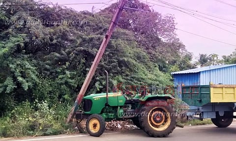 மின்கம்பத்தில் மோதிய டிராக்டர்