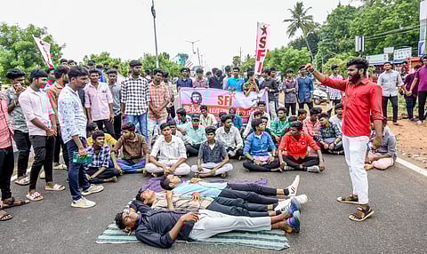 கல்லூரி மாணவர்கள் திடீர் சாலை மறியல்