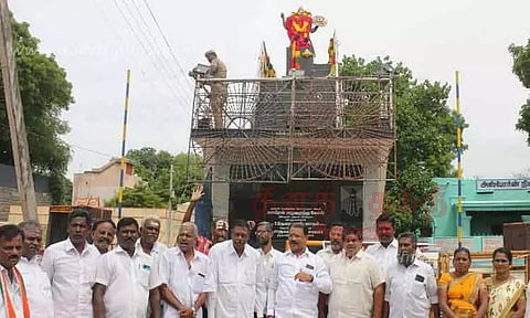 அழகுமுத்துக்கோன் சிலைக்கு அரசியல் கட்சியினர் மாலை அணிவிப்பு