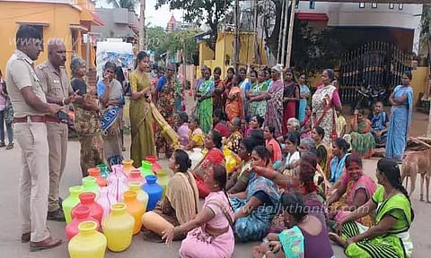 குடிநீர் கேட்டு பெண்கள் சாலை மறியல்