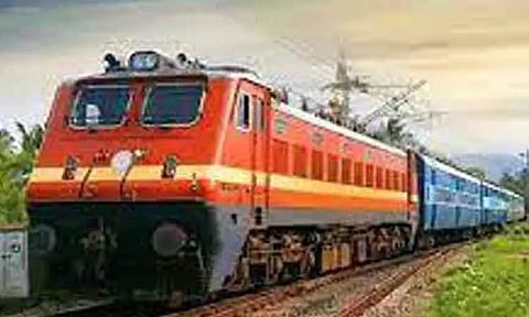 இரணியல் அருகே ரெயில் மோதி கார் டிரைவர் பலி