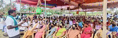 கீழ்பவானி வாய்க்காலில் கான்கிரீட் தளம் அமைக்க எதிர்ப்பு: வாயில் கருப்பு துணி கட்டி போராட்டத்தில் ஈடுபட்ட பெண்கள்- வாகனங்களில் ஊர்வலமாக சென்று ஆதரவு திரட்டிய விவசாயிகள்