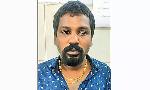 ரவுடி ஓட ஓட விரட்டி வெட்டிக்கொலை: நண்பர்கள் 4 பேர் வெறிச்செயல்