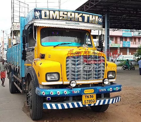 விபத்தை ஏற்படுத்திவிட்டு நிற்காமல் சென்ற லாரியை விரட்டி பிடித்த பொதுமக்கள்