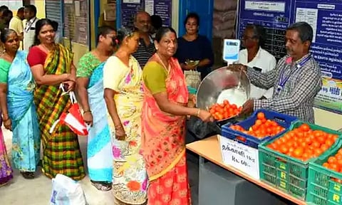 தமிழகம் முழுவதும் 300 ரேஷன் கடைகளில் தக்காளி விற்பனை தொடங்கியது..!