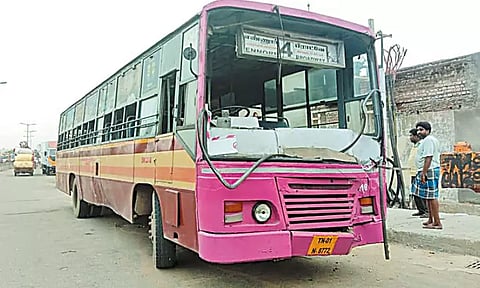 சரக்கு வேன் குறுக்கே வந்ததால் விபரீதம்; தடுப்புச்சுவரில் மோதி மாநகர பஸ் விபத்து - டிரைவரின் சாமர்த்தியத்தால் 50 பயணிகள் உயிர் தப்பினர்