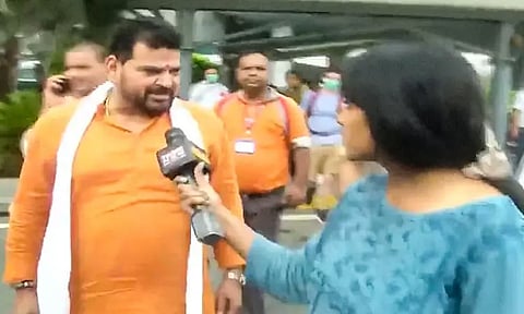 "இவருக்கான இடம் நாடாளுமன்றம் அல்ல, சிறை தான்!"ஆத்திரத்தில் பெண் செய்தியாளரின் மைக்கை உடைத்தபிரிஜ் பூஷண்!