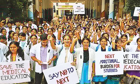 நெக்ஸ்ட் தேர்வுக்கு எதிர்ப்பு தெரிவித்து அரசு மருத்துவ கல்லூரி மாணவர்கள் ஆர்ப்பாட்டம்