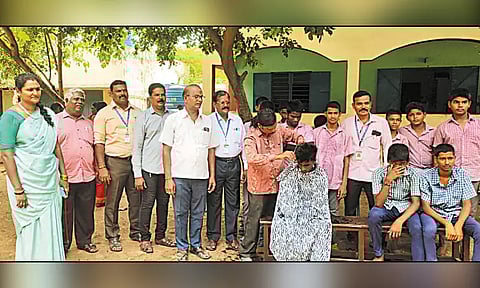 முடி வெட்டாமல் ஸ்டைலாக வந்தார்கள்: பள்ளி வளாகத்திலேயே மாணவர்களுக்கு முடிதிருத்தம்