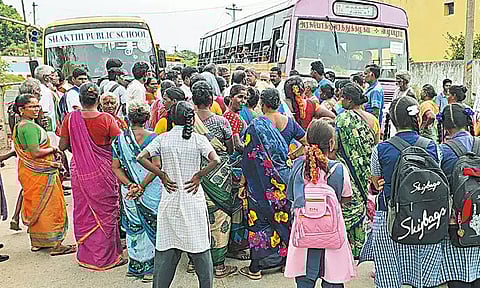 தேவையான நேரத்தில் பஸ்கள் இயக்கப்படாததை கண்டித்து மாணவர்கள், பொதுமக்கள் சாலைமறியல்