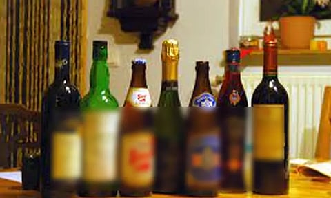 மதுப்பிரியர்களுக்கு அரசு இலவசமாக மதுபானம் வழங்க வேண்டும் என நூதன போராட்டம்