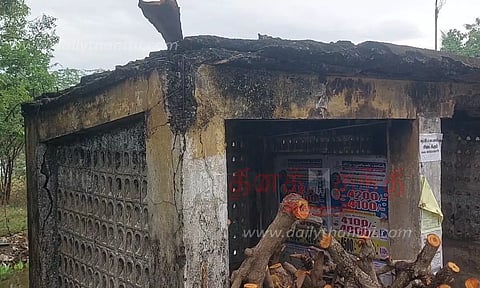 ஆபத்தான நிலையில் பயணிகள் நிழலகம்