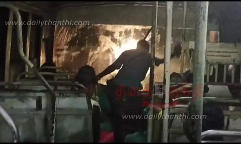 'வைப்பர்' வேலை செய்யாததால் அரசு பஸ் கண்ணாடியை நடத்துனர் துடைக்கும் வீடியோ வைரல்