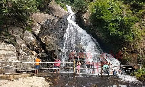 சுற்றுலா பயணிகள் ஆனந்த குளியல்