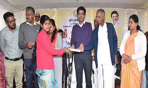 அணிக்கொரை கிராமத்தில் மனுநீதி நாள் முகாம்-ரூ.1.26 கோடி மதிப்பில் நலத்திட்ட உதவிகளை கலெக்டர் வழங்கினார்