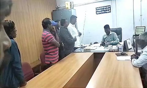 கோத்தகிரி தாசில்தார் அலுவலகத்தில் ஆதார் மையத்தில் 20 பேருக்கு மட்டும் சேவை வழங்கப்படுவதால் பொதுமக்கள் ஏமாற்றம்-மைய ஊழியருடன் வாக்குவாதத்தில் ஈடுபட்டதால் பரபரப்பு