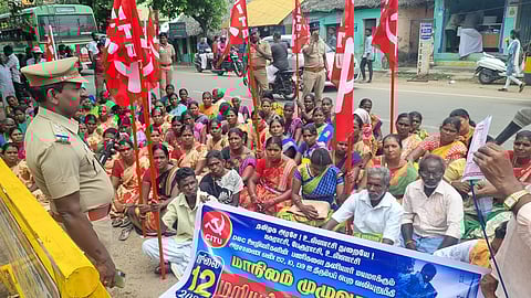 நாகை நகராட்சி அலுவலகத்தை சி.ஐ.டி.யூ. தொழிற்சங்கத்தினர் முற்றுகை