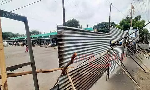 நுழைவு வாயில் அடைக்கப்பட்டு கட்டுமான பணிகள் தீவிரம்