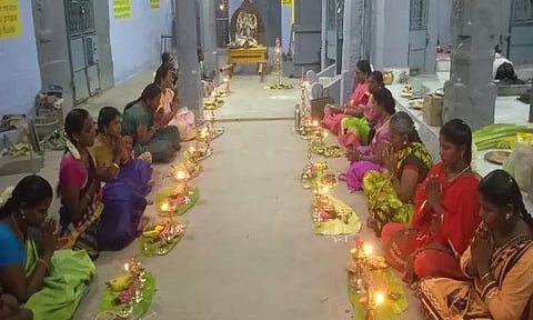 பேய்க்குளம், தச்சமொழி கோவிலில் சிறப்பு திருவிளக்கு பூஜை