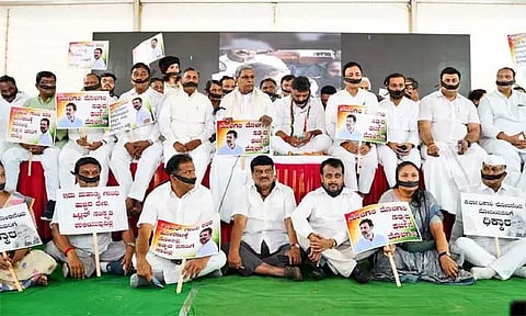 ராகுல்காந்தியின் எம்.பி. பதவி தகுதி நீக்கத்தை கண்டித்து கர்நாடக காங்கிரஸ் சார்பில் அமைதி போராட்டம்