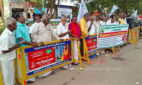 தென்னை விவசாயிகள் தேங்காய் உடைக்கும் போராட்டம்