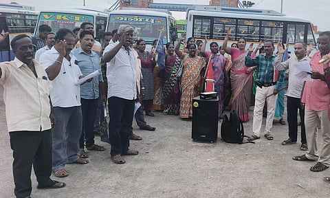 அரசு ஊழியர் சங்கத்தினர் ஆர்ப்பாட்டம்