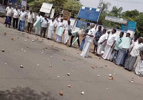 பள்ளிபாளையத்தில்தென்னை விவசாயிகள் சாலையில் தேங்காய்களை உடைத்து போராட்டம்