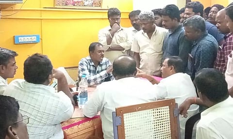 புவனகிரி பேரூராட்சி அலுவலகத்தில் 2 அதிகாரிகளை அறைக்குள் வைத்து பூட்டிய கவுன்சிலர்கள் அடுத்தடுத்த போராட்டங்களால் பரபரப்பு