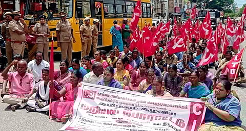 தூய்மை பணியாளர்கள் மறியல் போராட்டம்