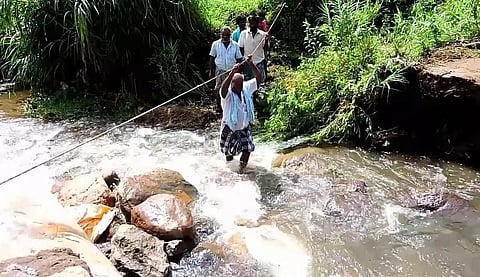 மழையால் சேதமடைந்த தரைப்பாலம்