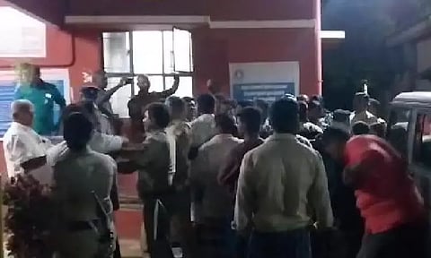 உத்தமபாளையம் போலீஸ் நிலையத்துக்குள் புகுந்து போலீஸ்காரர் மீது சரமாரி தாக்குதல்