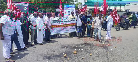 விவசாயிகள் தேங்காய் உடைத்து போராட்டம்