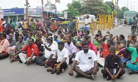 ஊரக உள்ளாட்சித்துறை ஊழியர்கள் சாலை மறியல்