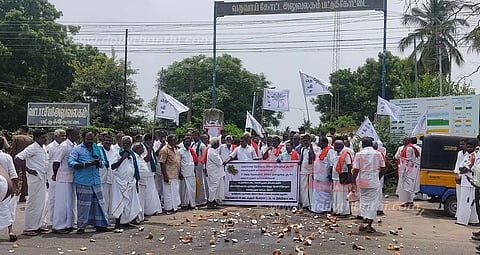 விவசாயிகள், தேங்காய்களை உடைத்து போராட்டம்